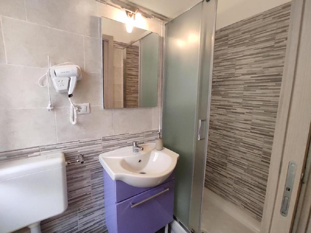 Bagno con doccia affittacamere Casa Giò Ostia